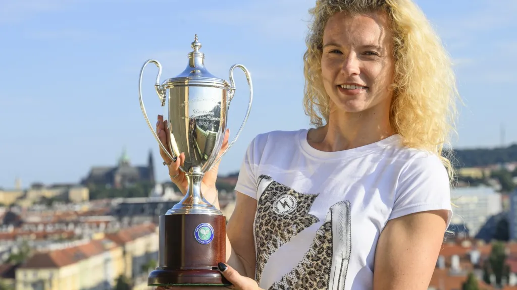 Kateřina Siniaková s pohárem vítězky debla Wimbledonu