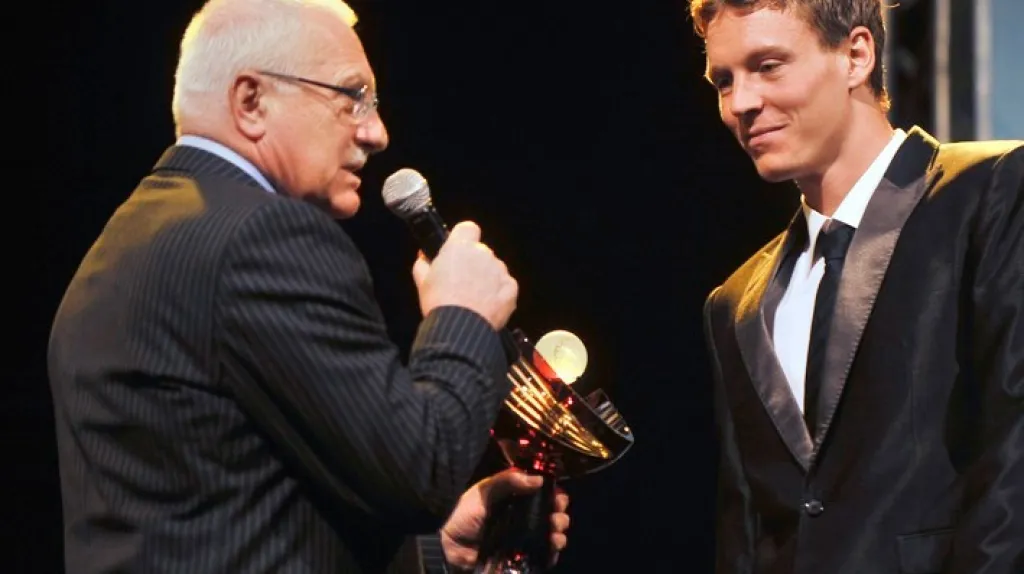 Tomáš Berdych přebírá z rukou prezidenta Klause Zlatého kanára