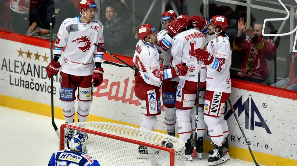 Třinečtí hráči se radují z gólu do sítě Komety