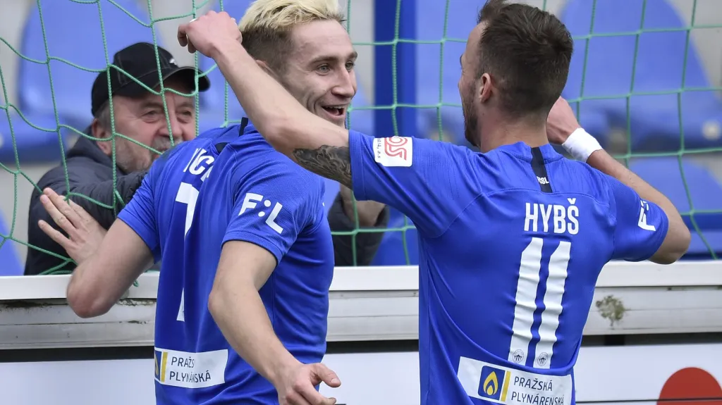 Jan Kuchta (vlevo) a Matěj Hybš z Liberce se radují z gólu