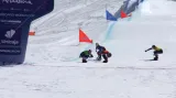 Mužské finále ve snowboardcrossu v Sieře Nevadě s vítězným Surgetem