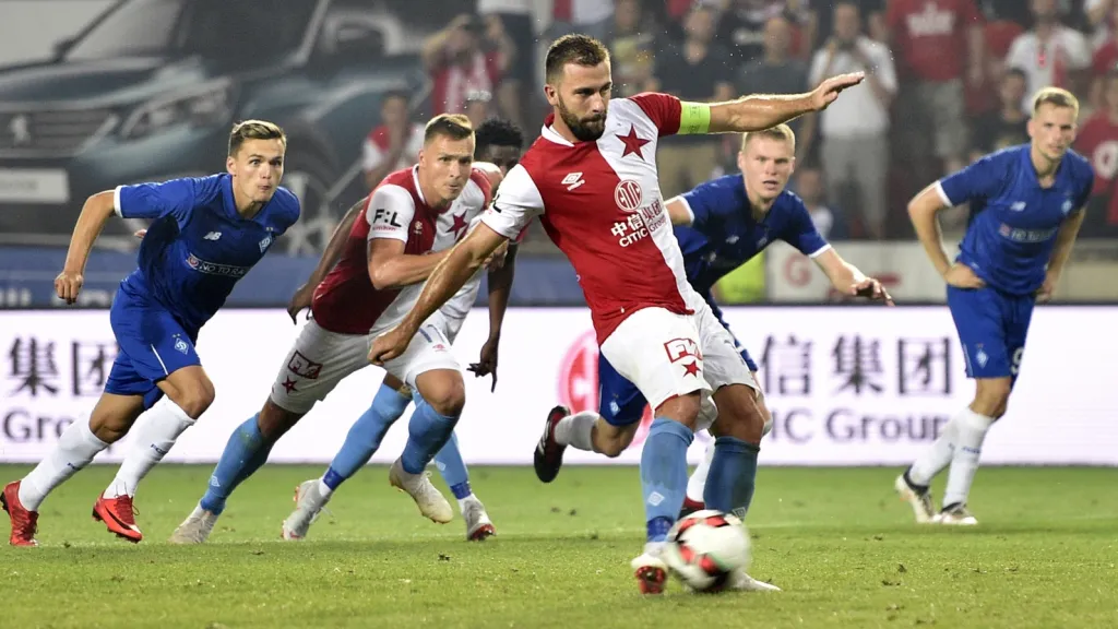 Josef Hušbauer proměňuje penaltu proti Dynamu