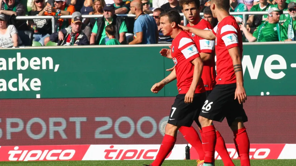 Vladimír Darida z Freiburgu (vlevo) slaví gól se svými spoluhráči