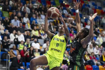 Valériane Ayayiová z USK Praha v nájezdu do koše proti Shay Colleyové z Brna