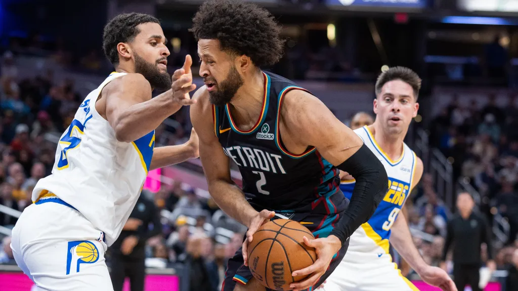 Cade Cunningham z Detroitu se prodírá obranou Indiany