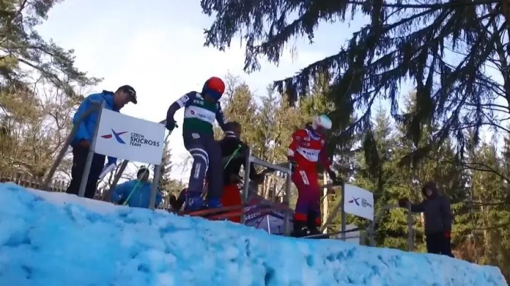 Úvodní závod českého skikrosového poháru vyhráli Cholenská a Čech