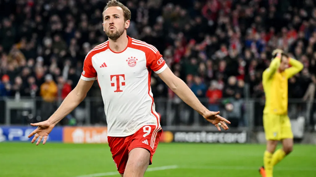 Harry Kane z Bayernu oslavuje gól v Lize mistrů