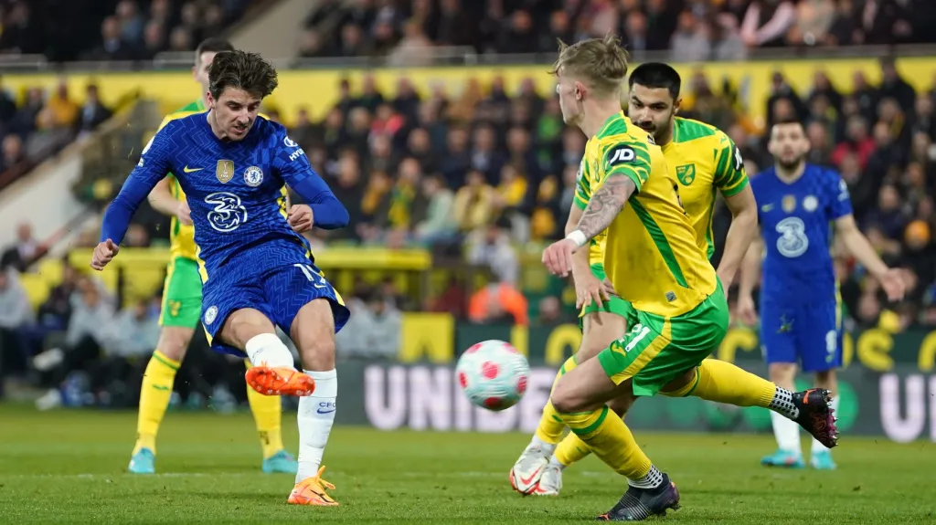 Záložník Chelsea Mason Mount střílí proti Norwichi