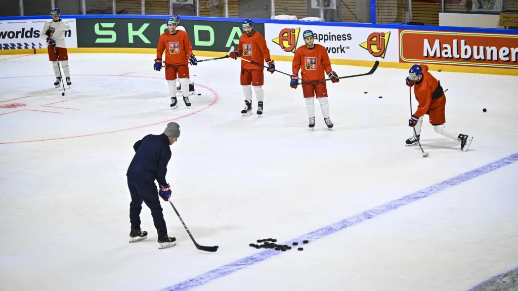 Michal Kempný (vpravo) na tréninku české hokejové reprezentace