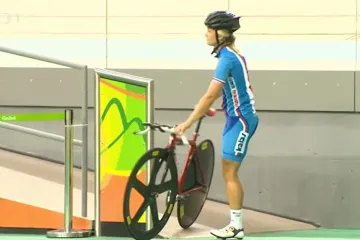 Cyklistku Diepoldovou čeká na start Her rozjížděcí disciplína