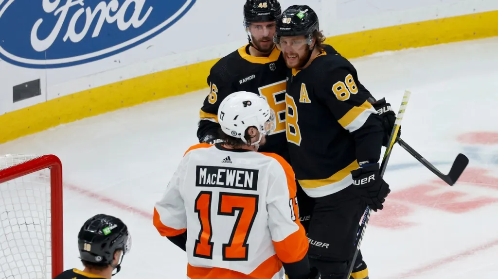 David Krejčí ve svém 1000. zápase v NHL slaví gól s Davidem Pastrňákem