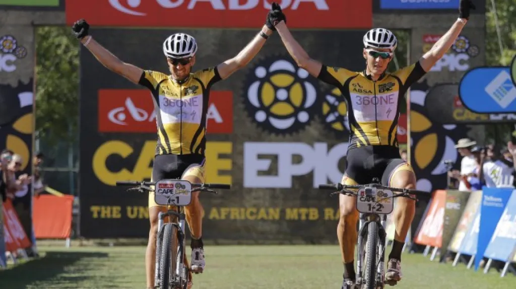 Christoph Sauser (vlevo) a Jaroslav Kulhavý