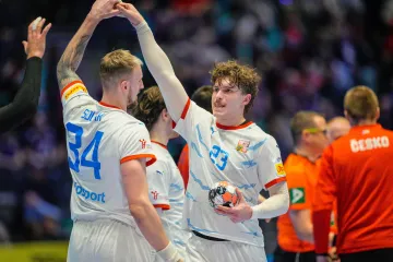 Jonáš Josef přijímá gratulaci po utkání s Ukrajinou od Dominika Soláka