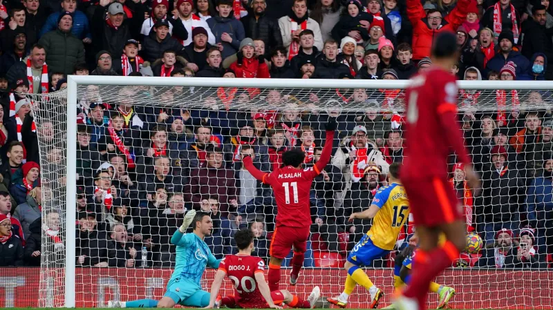 Diogo Jota z Liverpoolu střílí gól v Premier League