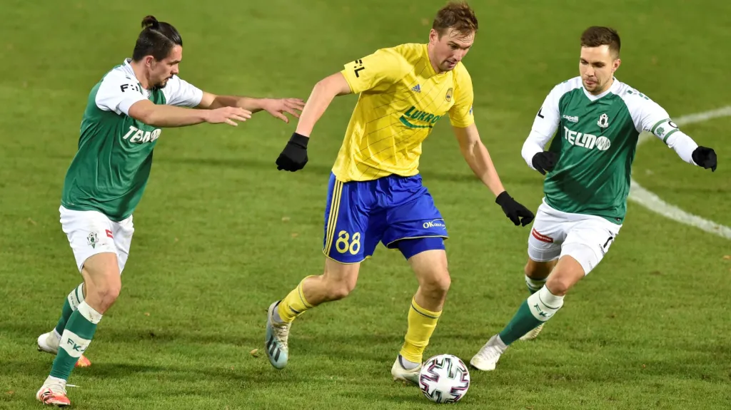 Zlínský střelec Tomáš Poznar proti obraně Jablonce