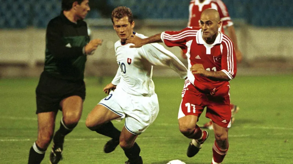 Rozhodčí Vítor Melo Pereira v roce 2001 během utkání Slovensko - Turecko