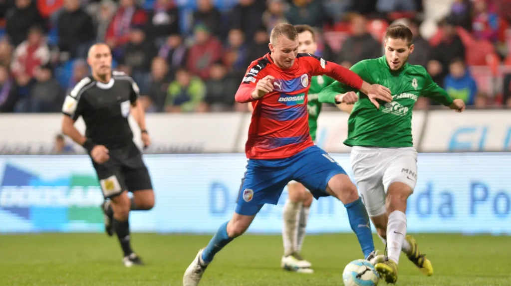 Michael Krmenčík z Plzně v souboji s Vojtěchem Kubistou z Jablonce