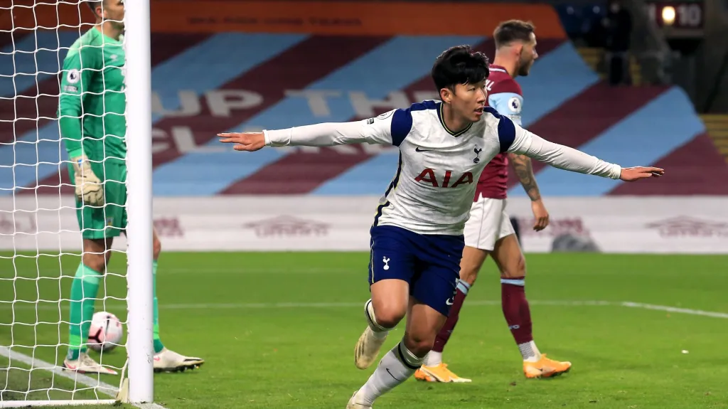 Son Hung-min z Tottenhamu oslavuje gól