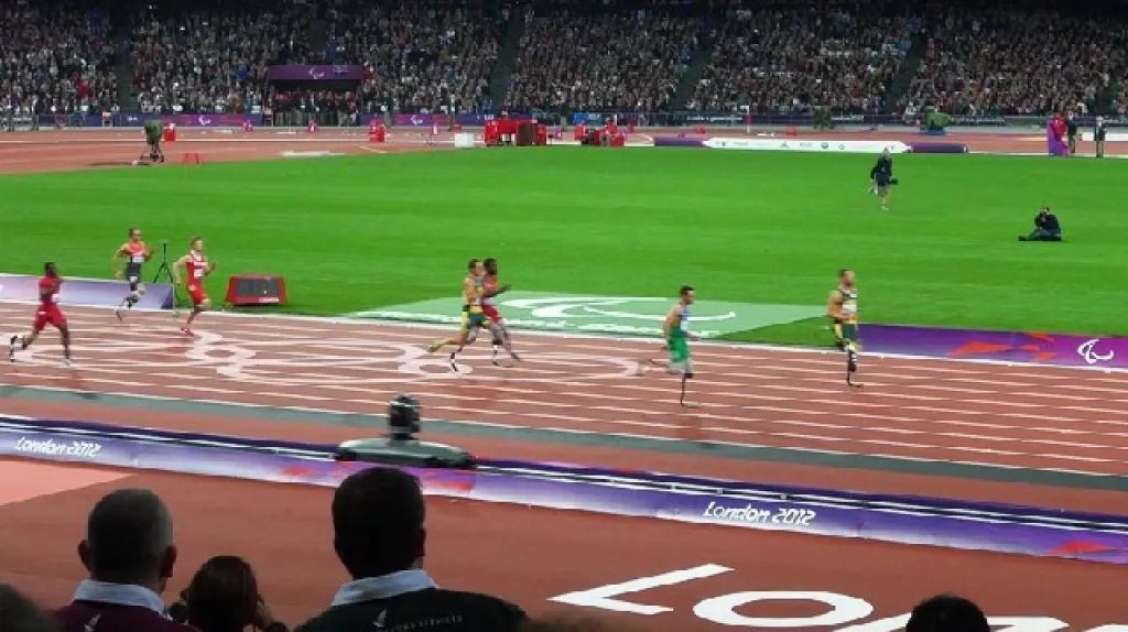 Kontroverzní finiš Brazilce Oliveiry, zatím ještě druhého za Pistoriusem