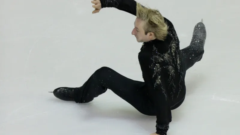 Jevgenij Pljuščenko padá v krátkém programu po trojitém axelu