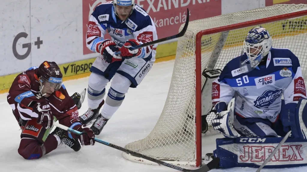 Andrej Kudrna ze Sparty se snaží překonat Karla Vejmelku z Komety