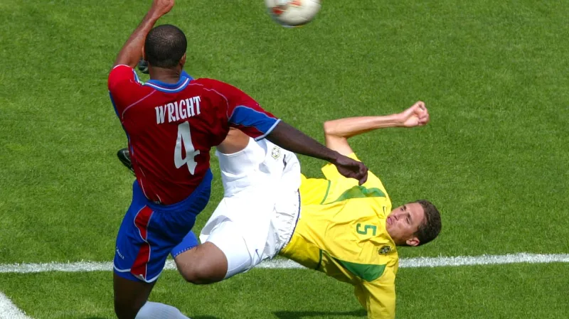 Edmílson střílí svůj gól na MS 2002