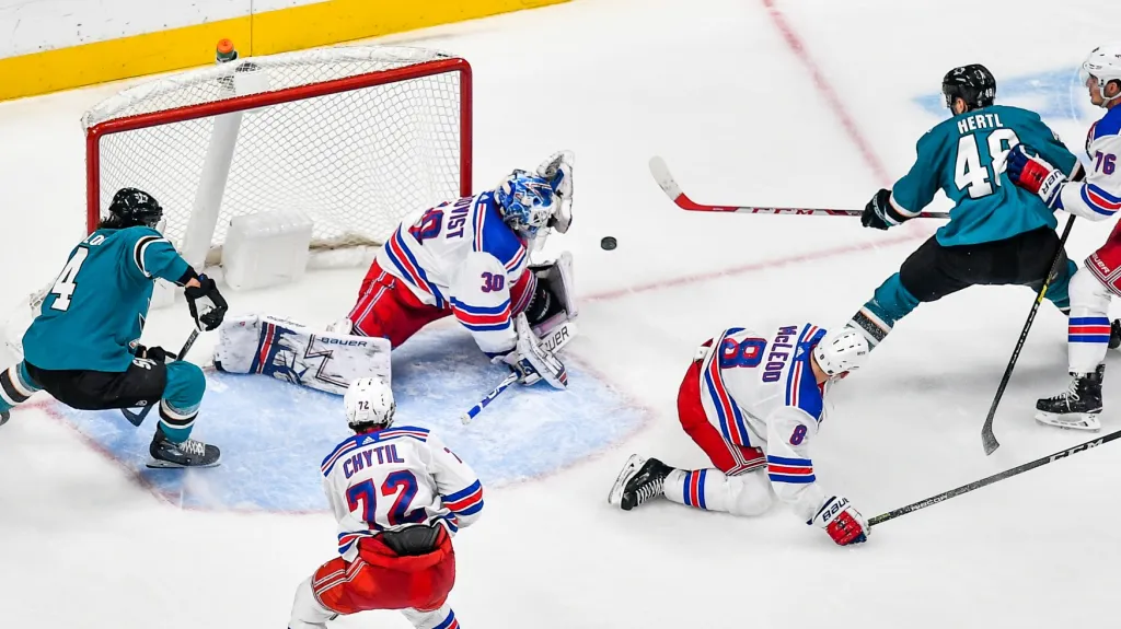 Útočník San Jose Tomáš Hertl zakončuje akci 