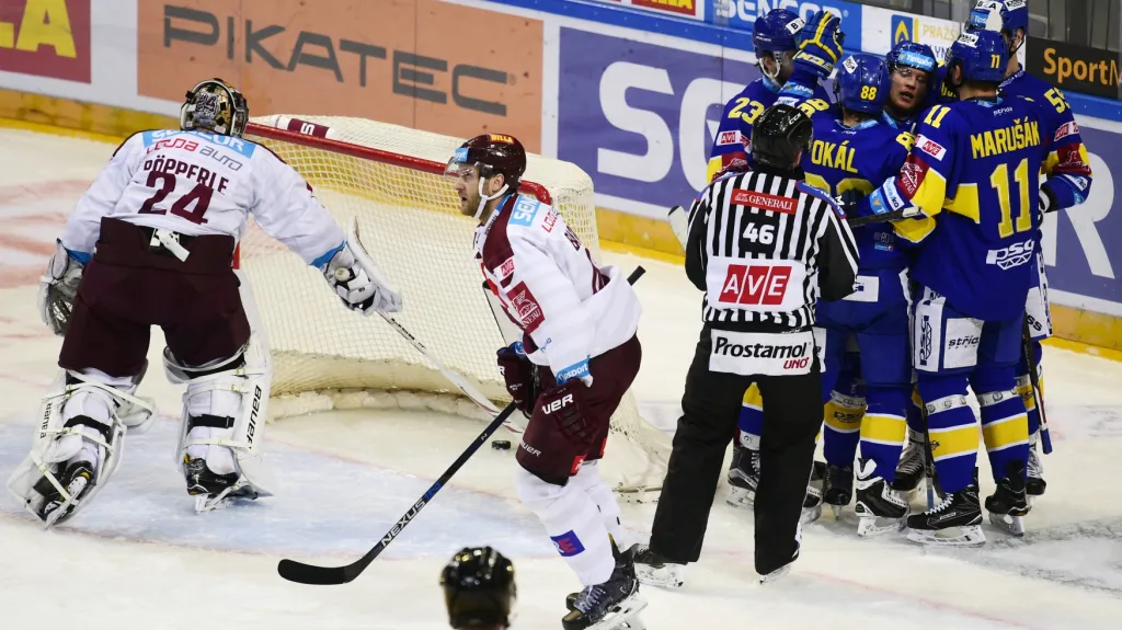 Slavící hokejisté Zlína na ledě Sparty