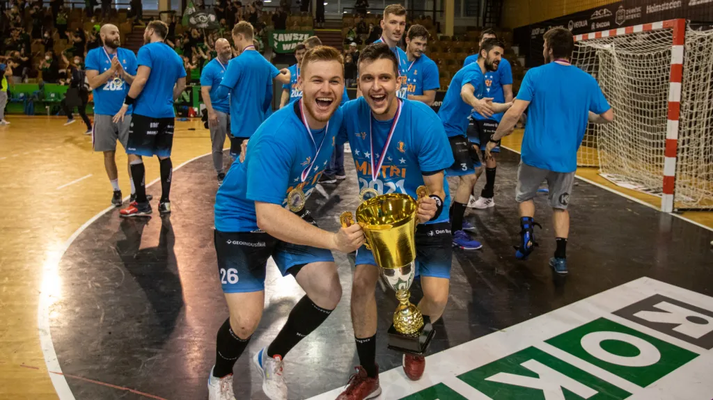 Házenkáři Plzně s trofejí pro mistry extraligy