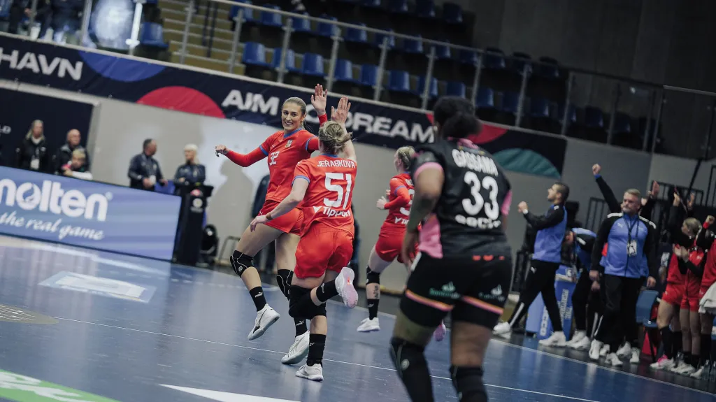 České házenkářky v duelu se Španělskem