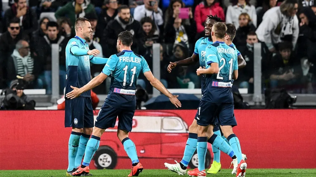 Fotbalisté Bergama se radují z gólu na stadionu Juventusu