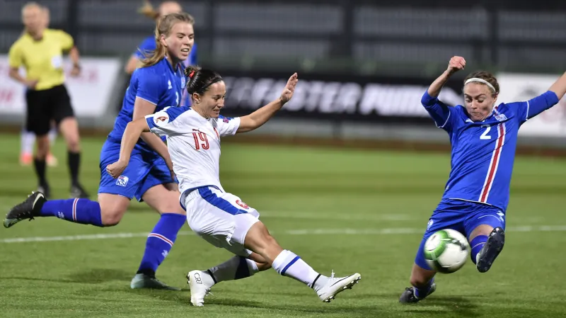 Fotbalistky remizovaly s Islandem a drží se v boji o MS