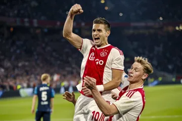 Dušan Tadič a Frenkie de Jong se radují z gólu Ajaxu Amsterdam