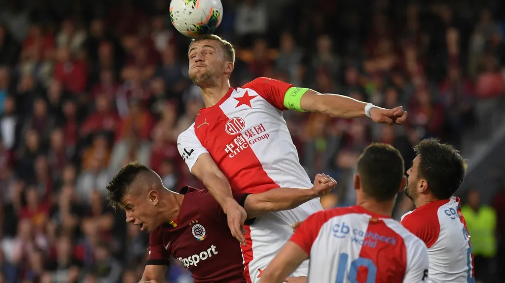 Tomáš Souček přeskočil Adama Hložka