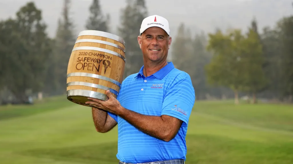 Stewart Cink s trofejí pro vítěze Safeway Open
