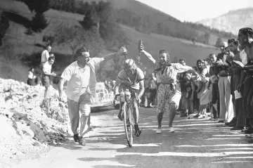 Jean Robic zdolává horský průsmyk na Tour de France