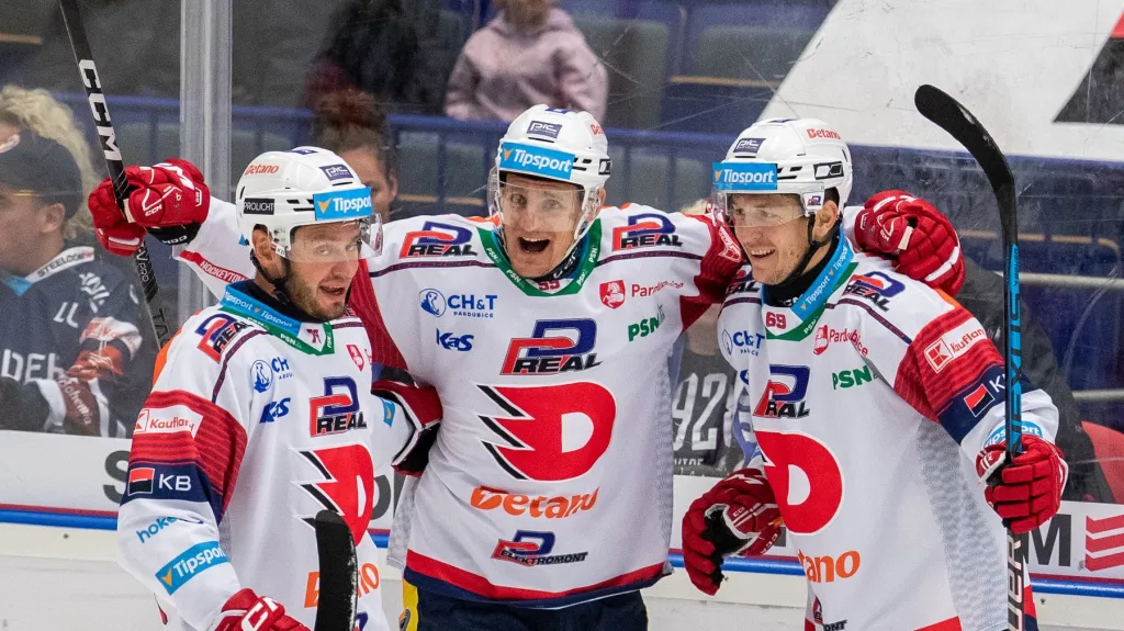 Tomáš Vondráček slaví gól s pardubickými spoluhráči
