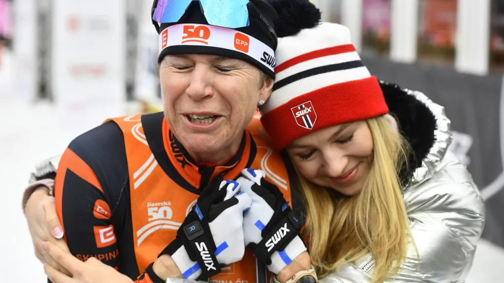 Kateřina Neumannová s dcerou Lucií v cíli Jizerské padesátky