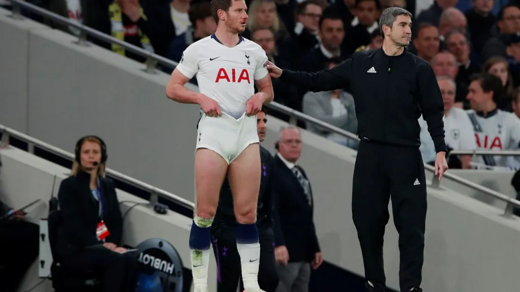 Jan Vertonghen z Tottenhamu čeká na vpuštění na hřiště
