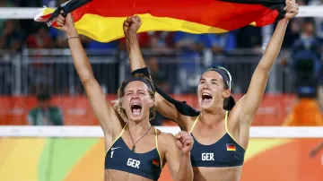 Vítězky turnaje v Riu, Němky Laura Ludwigová (vlevo) a Kira Walkenhorstová