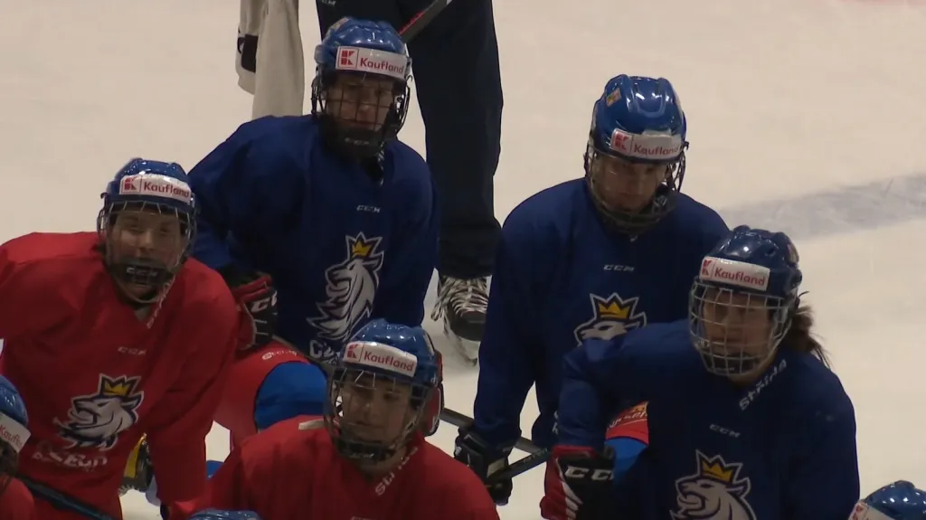 České hokejistky dřou na kempu a doufají v postup na Hry