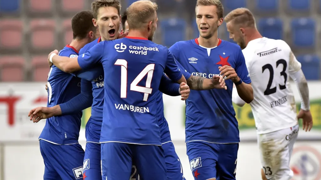 Fotbalisté Slavie se radují z gólu v síti Slovácka