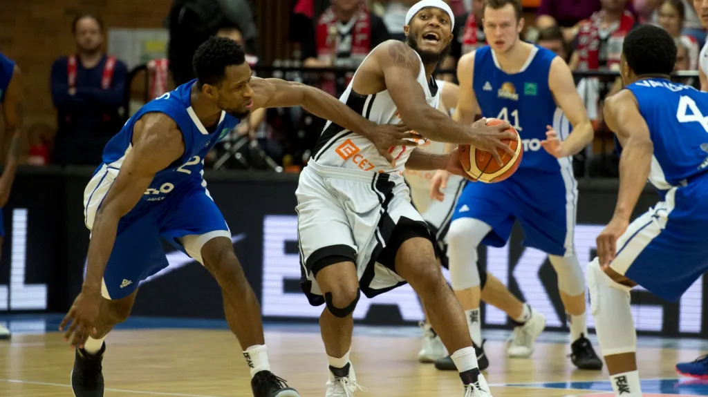 Eugene Lawrence z Nymburka se snaží prosadit v utkání s Frankfurtem