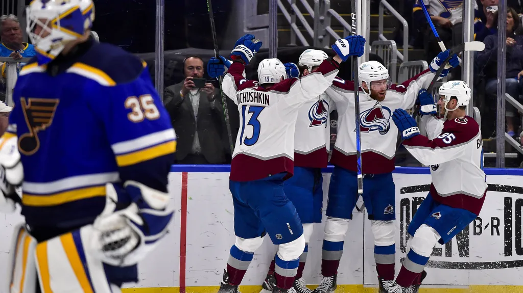 Hokejisté Colorada oslavují gól v St. Louis