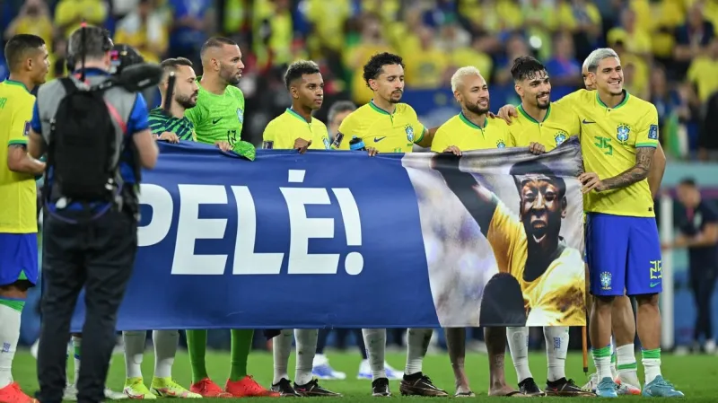 Fotbalisté Brazílie s transparentem na podporu Pelého