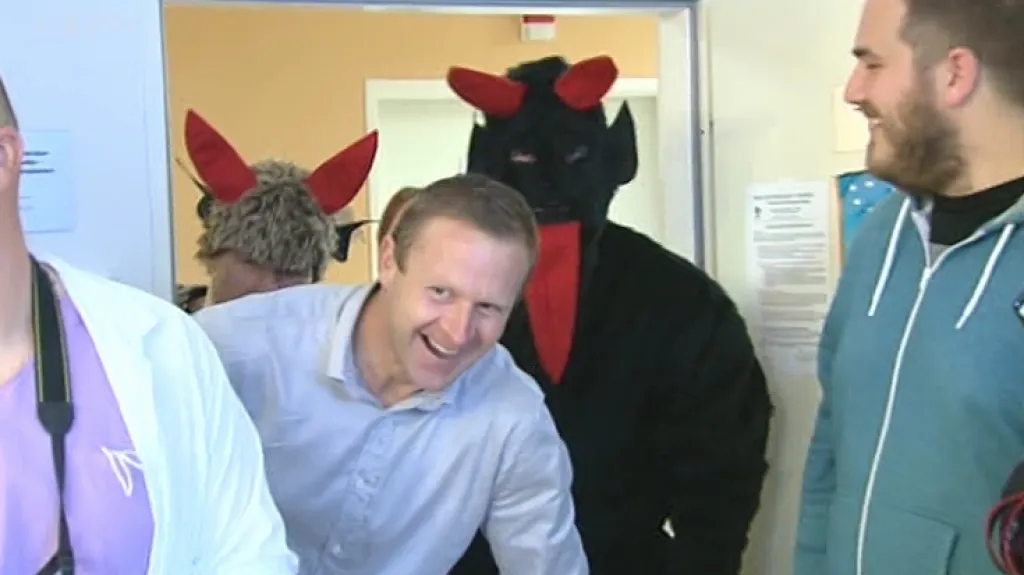 Slávisté se proměnili v Mikuláše, anděly a čerty