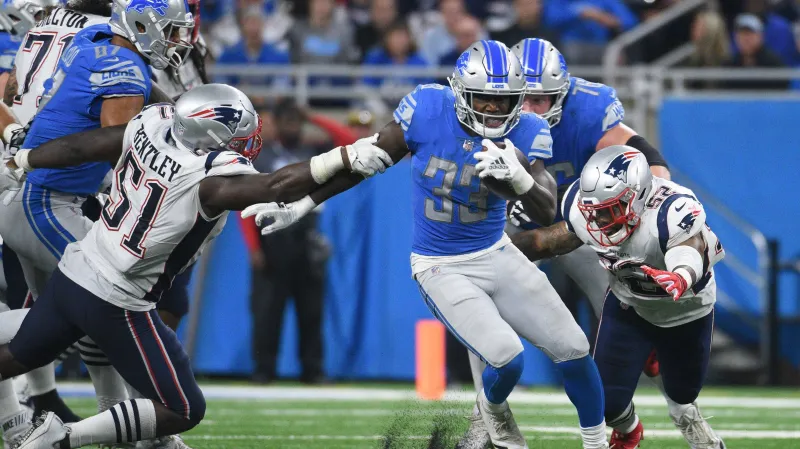 Kerryon Johnson uniká obráncům Patriots