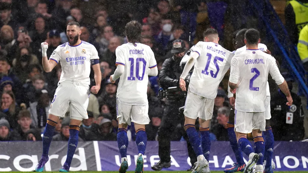 Karim Benzema slaví se spoluhráči