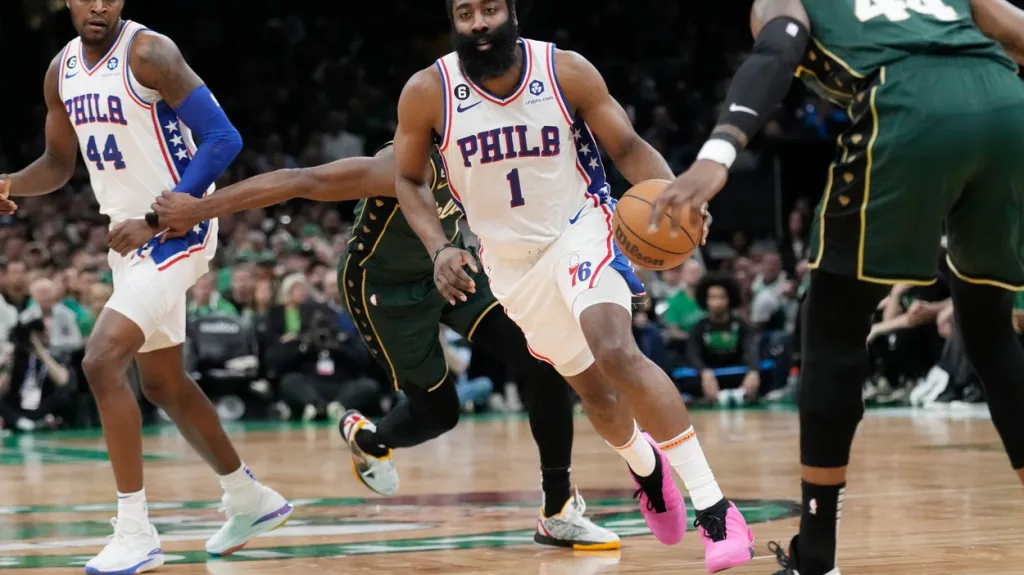 James Harden z Philadelphie v utkání proti Bostonu