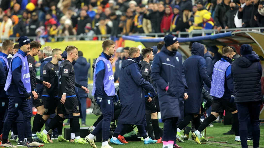 Hráči Kosova opouštějí hřiště